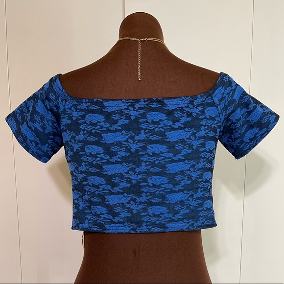 Blue rose pattern crop top - Picture 2 of 2